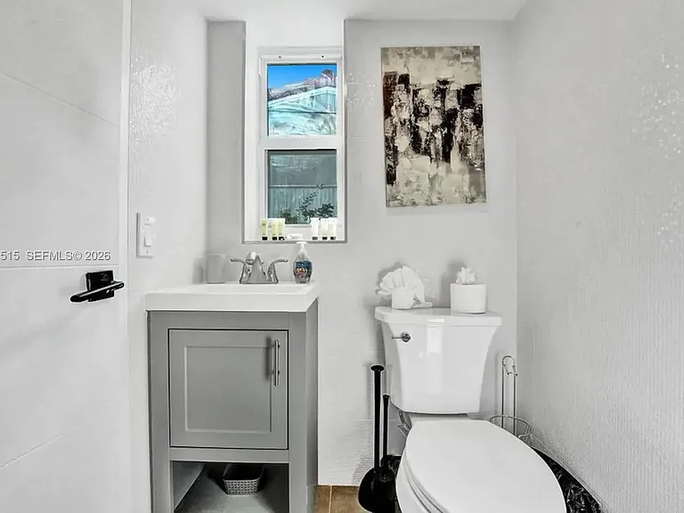 1241 Hollywood Blvd — Photo 46