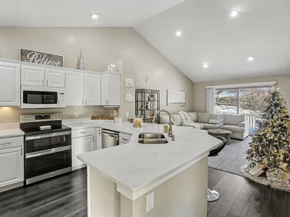 17574 Park Place Cir, Spring Lake, MI 49456