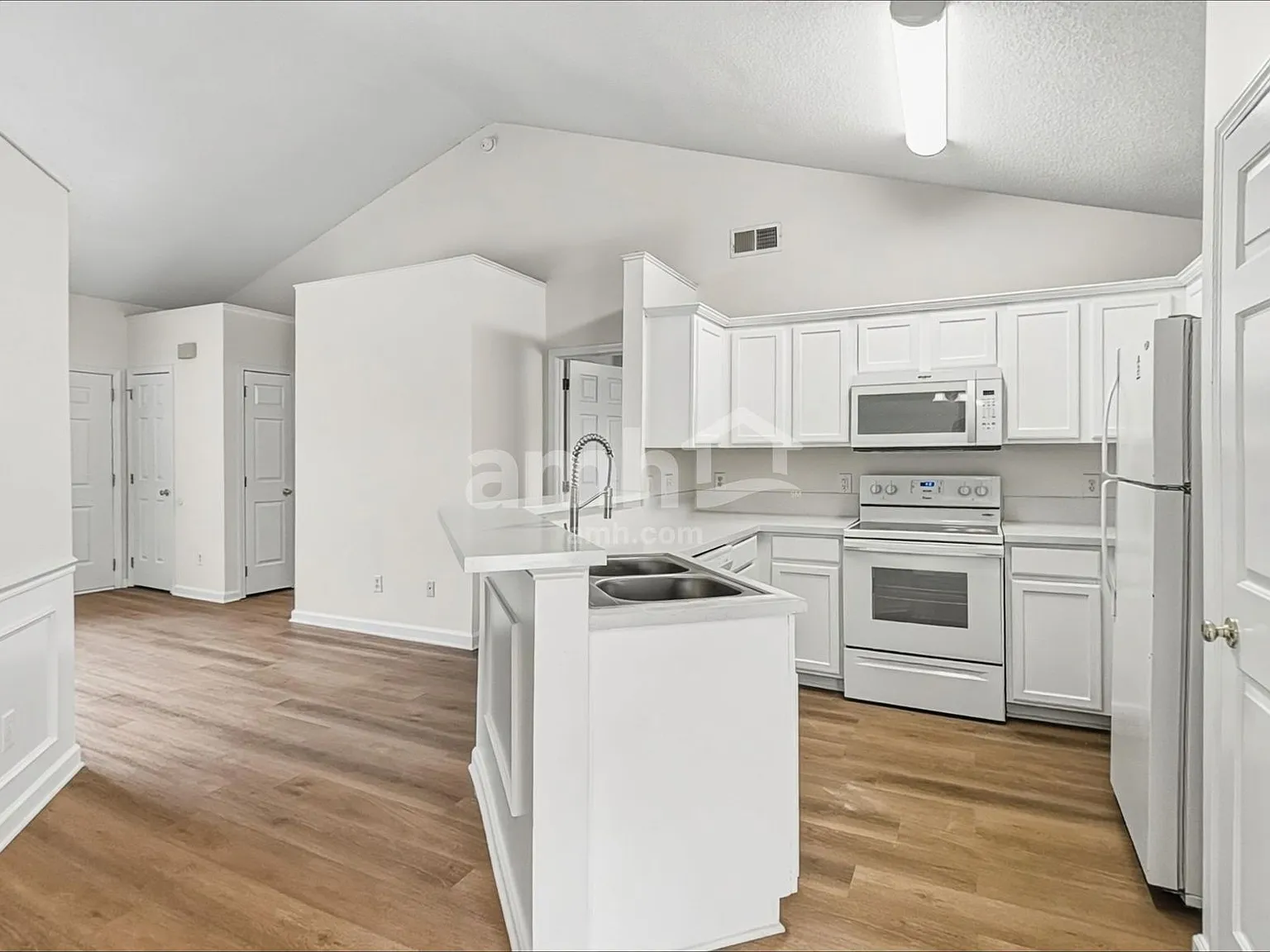 3 bed, 2.0 bath, 1300 sqft, $1,895 — Photo 4
