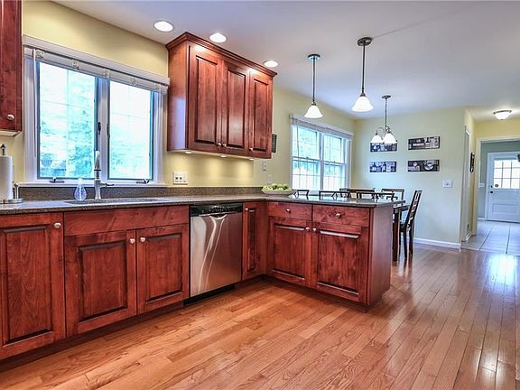 3rd image of 4 Whitecliff Dr