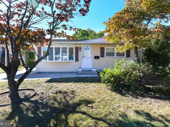 18 Merion Ln, Maple Shade, NJ 08052