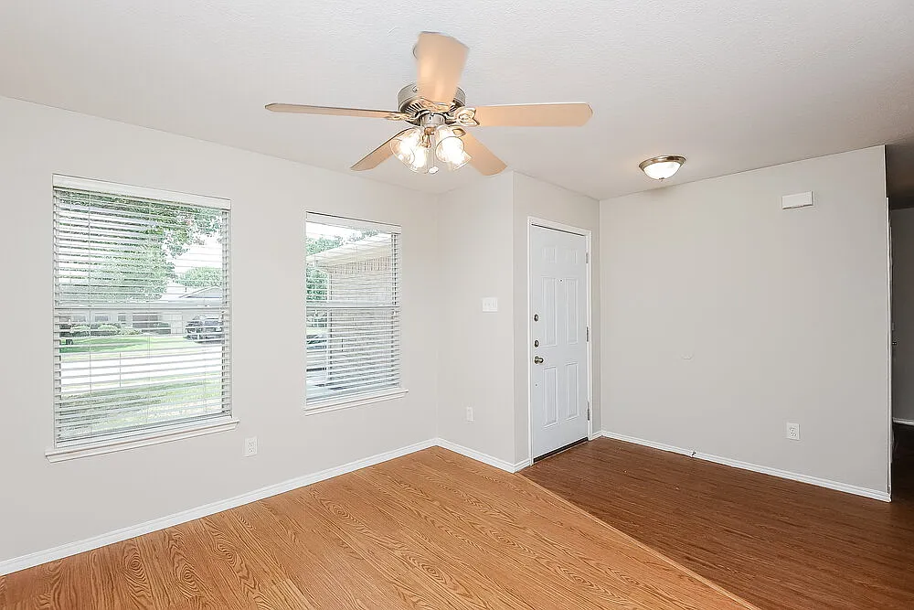 3 bed, 2.0 bath, 1477 sqft, $2,040 — Photo 4