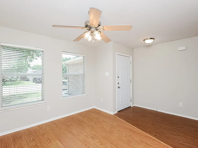 2325 Northway — Photo 4