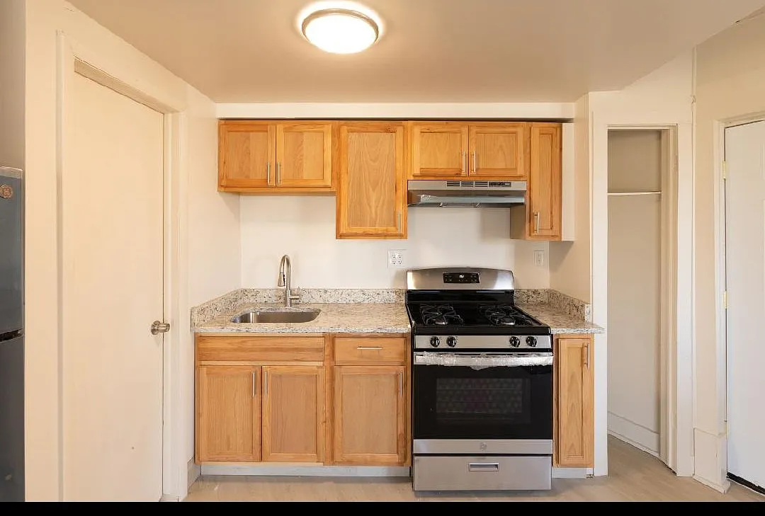 2 bed, 1.5 bath, 1000 sqft, $1,300 — Photo 4