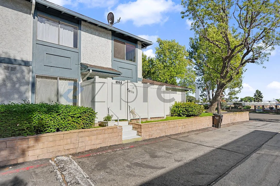 2 bed, 1.5 bath, 922 sqft, $2,650 — Photo 2