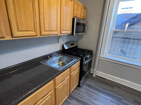 5th image of 49 Waverly St APT 31