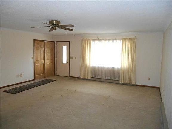 2nd image of 811 Lincoln Dr