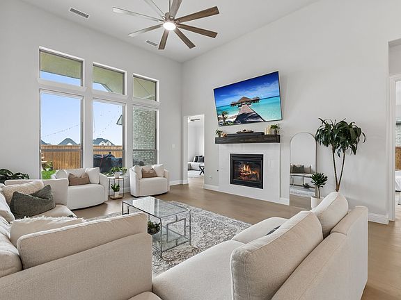 5th image of 404 Lacey Oak Ln