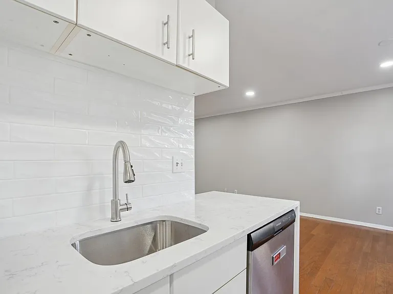 56 68th St #7 — Photo 3