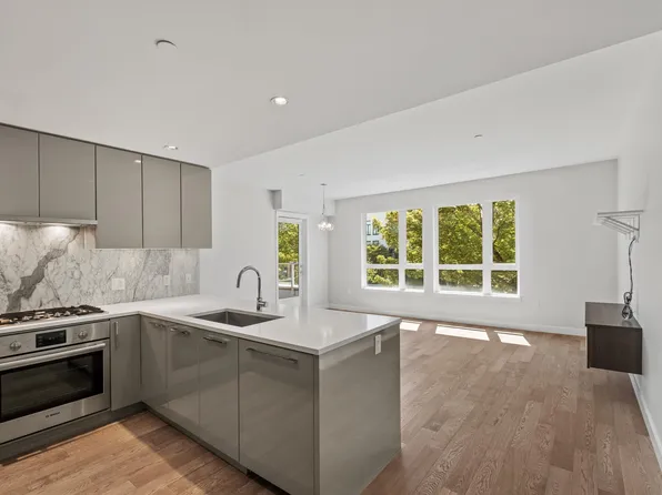 4080 Yukon St #204, Vancouver, BC V5Y 0L4