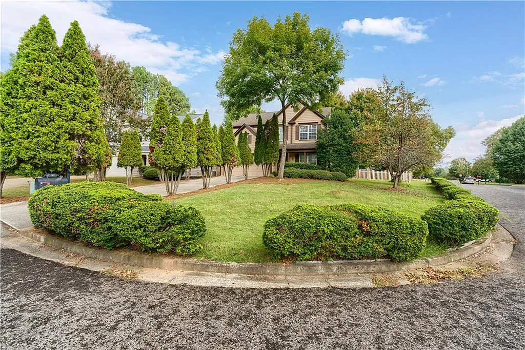 3 bed, 2.5 bath, 1924 sqft, $2,500 — Photo 2