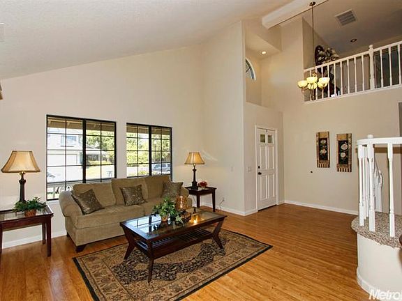 5th image of 104 Wrentham St