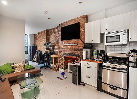 Rented by Warburg | media 12