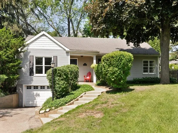 636 Exmoor Ave, Barrington, IL 60010