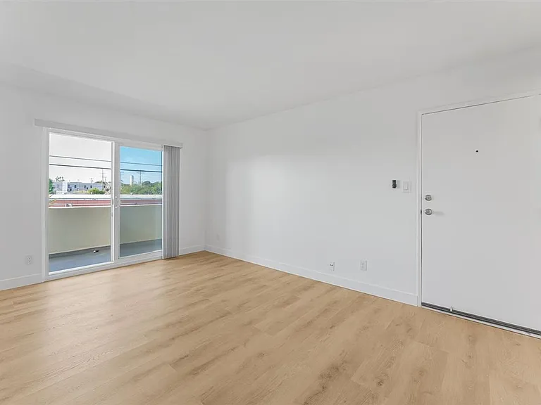 604 W G St #9 — Photo 6