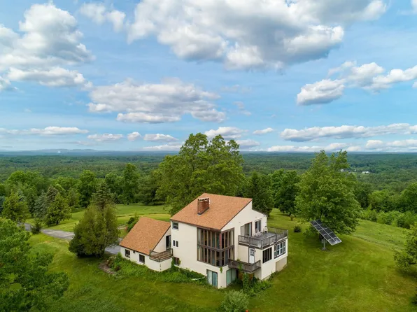 7 Debbie Lane, Sandown, NH 03873