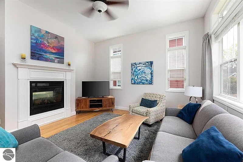 3 bed, 3.5 bath, 2520 sqft, $3,300 — Photo 2