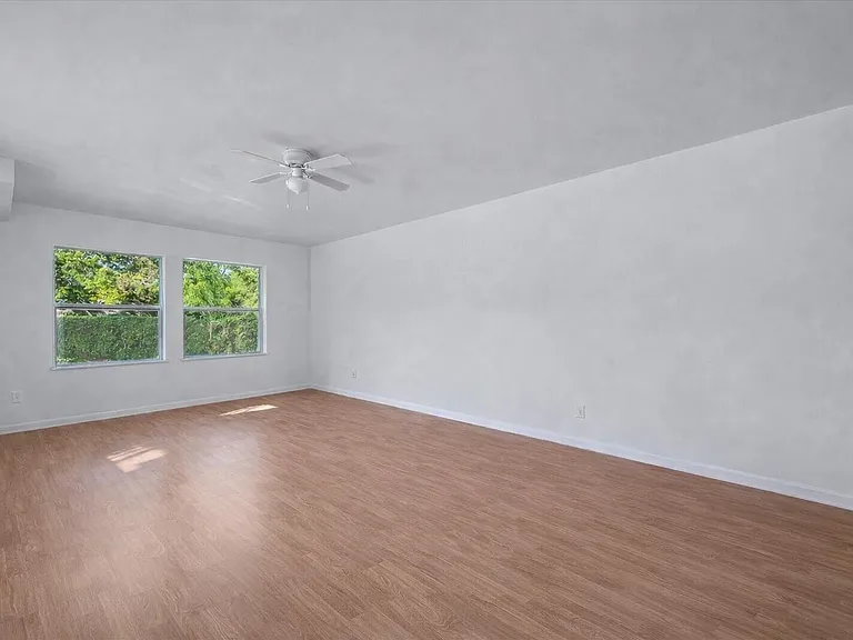 1945 Stratford Way — Photo 11