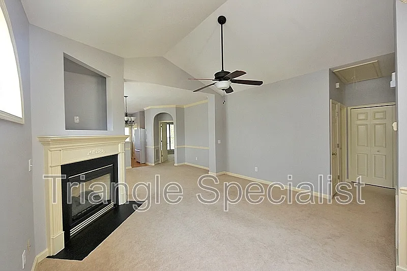 3 bed, 2.0 bath, 1350 sqft, $2,000 — Photo 3