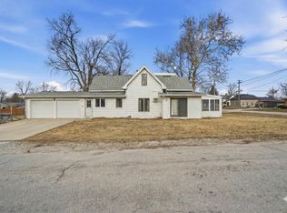 521 6th St, Maxwell, IA 50161