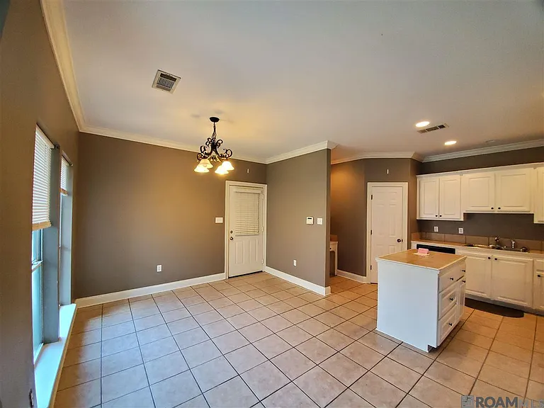 3853 Northshore Ave — Photo 2