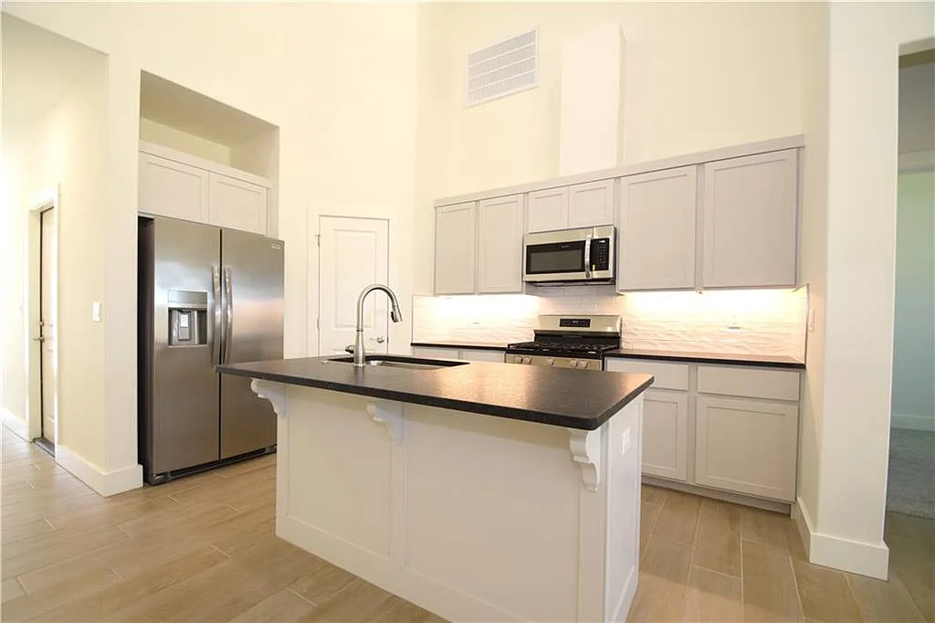 3 bed, 2.5 bath, 1420 sqft, $1,680 — Photo 3