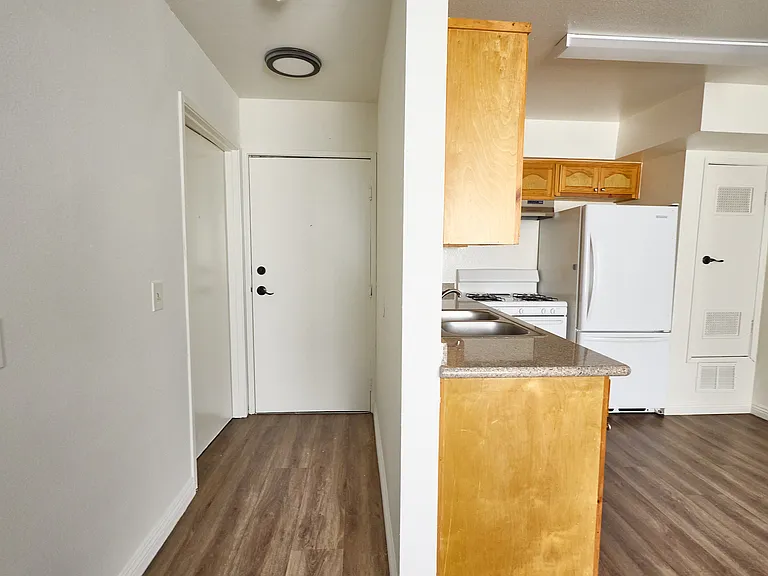 744 N Manhattan Pl — Photo 5