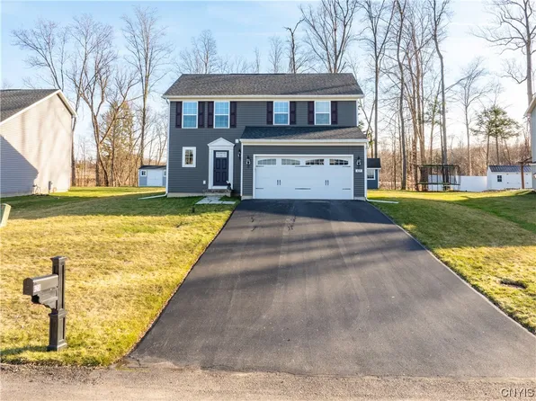 429 Tuscany Ln, Baldwinsville, NY 13027