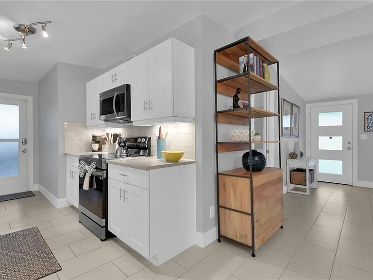 2048 Harbor Ln — Photo 7