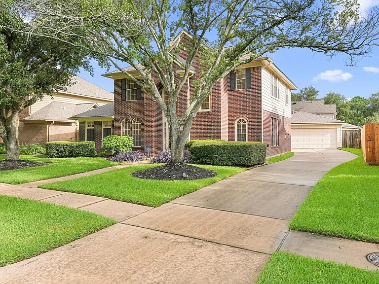22910 Fairleaf Cir — Photo 2