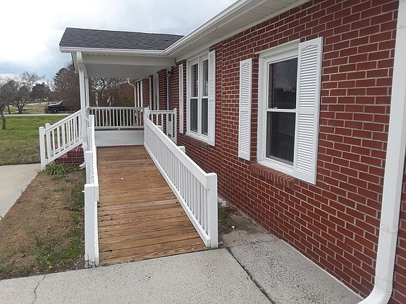 Front Driveway/Ramp View