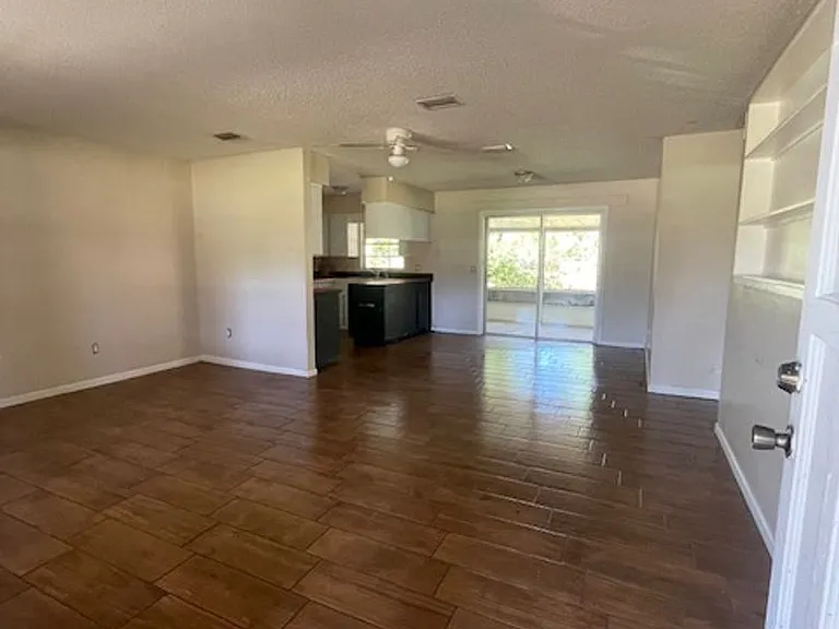 135 W Gardenia Dr — Photo 2