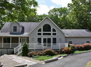 213 Washington Dr, Hawley, PA