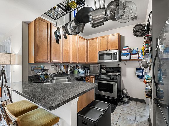 5th image of 3224 W Berteau Ave #3