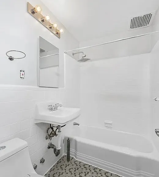 212 E 18th St #1C — Photo 3