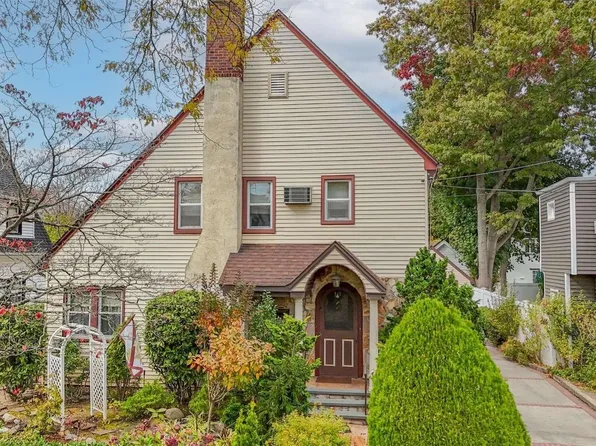 1534 Moffitt Avenue, Hewlett, NY 11557