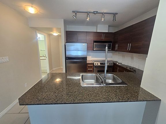 4th image of 813 Agnes St #1204