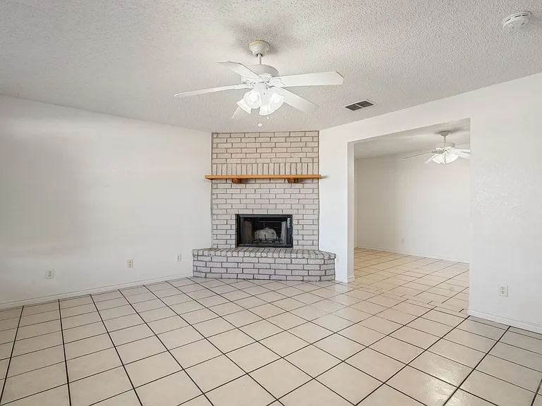 854 Lago Vista Dr — Photo 4