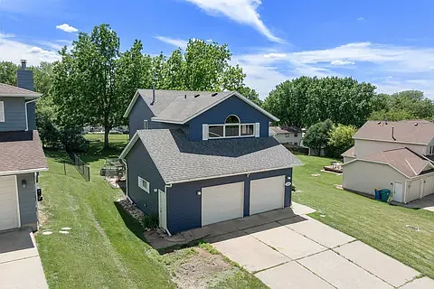 1065 Barney St — Photo 2