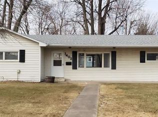 1402 W 3rd St, Vinton, IA 52349