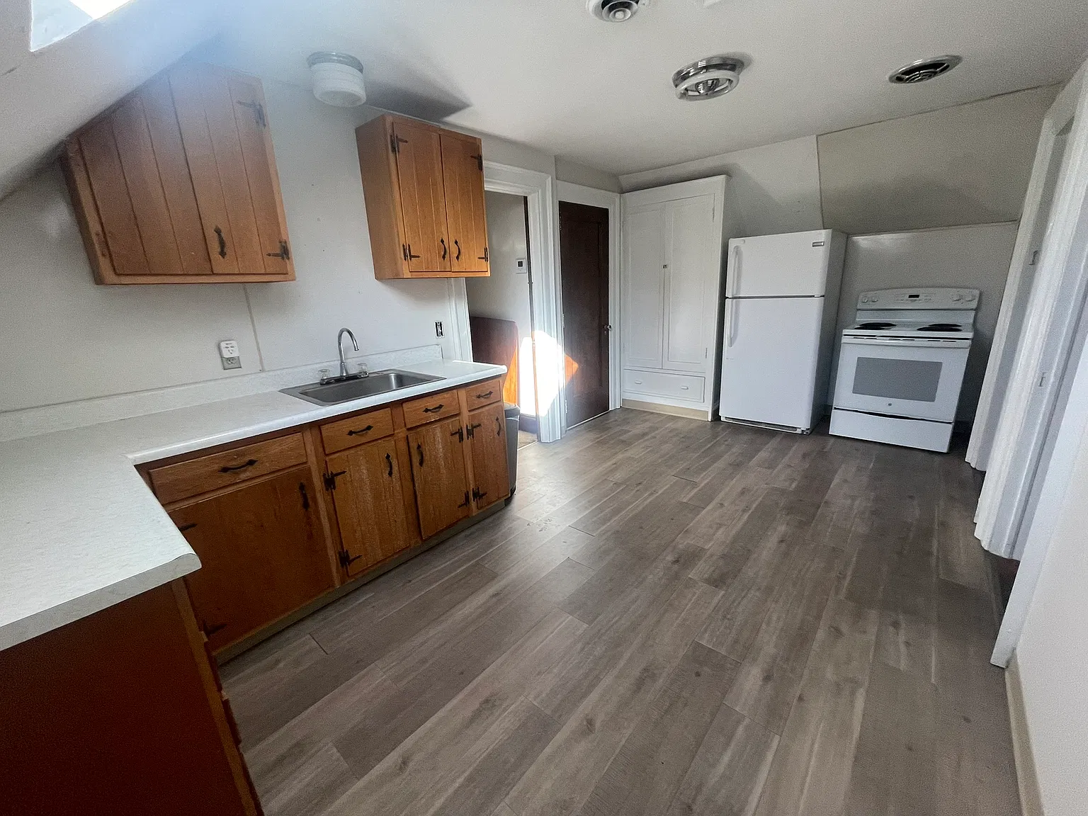 1 bed, 900 sqft, $1,200 — Photo 2