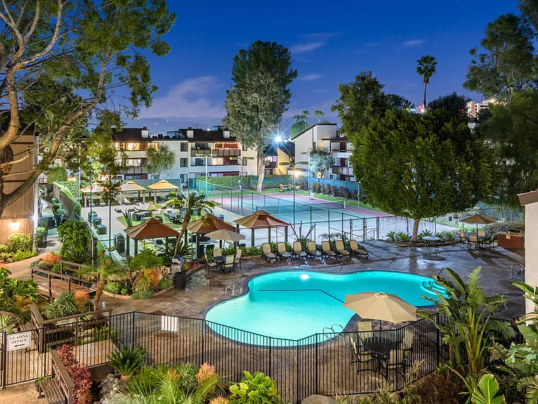 Fusion Warner Center - Pool and Courtyard