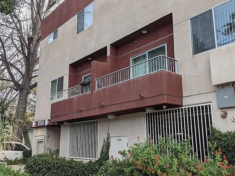 18358 Saticoy St #101 — Photo 9