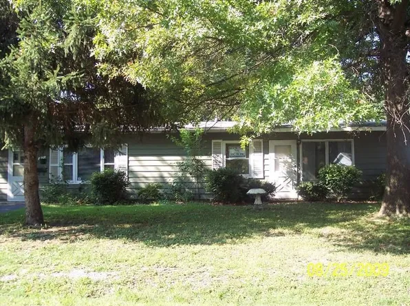 1120 Saint Helena Dr, Cahokia, IL 62206