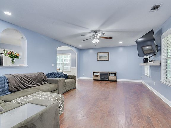 3rd image of 6107 Veterans Dr