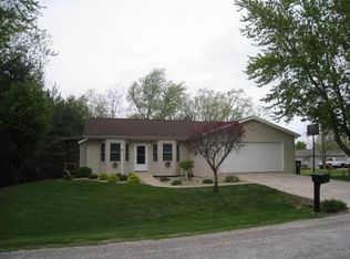 320 Schoch Dr, Mendon, IL 62351