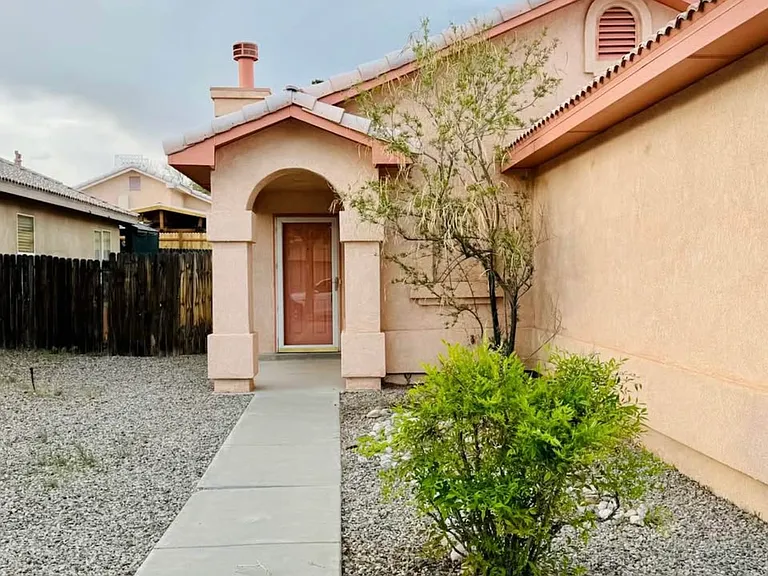 4405 Cuarzo Ave NW — Photo 3