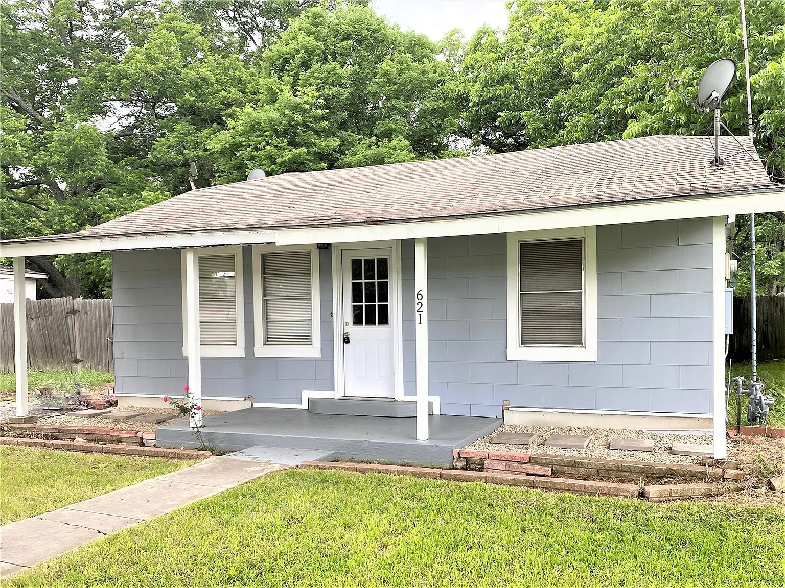 2 bed, 1.5 bath, 912 sqft, $1,395 — Photo 1