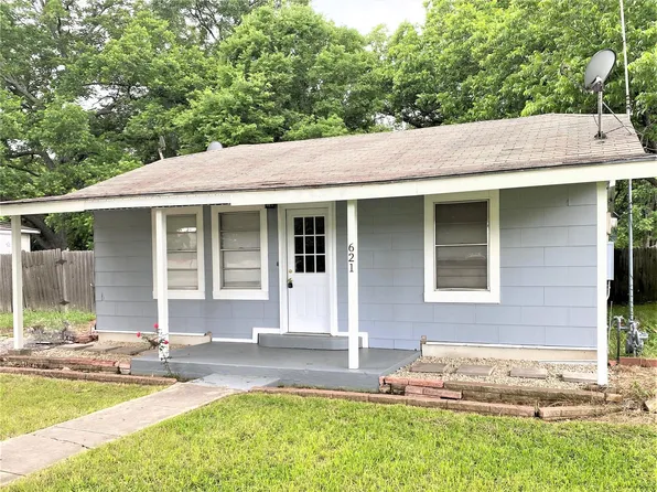 621 S Commerce St, Lockhart, TX 78644