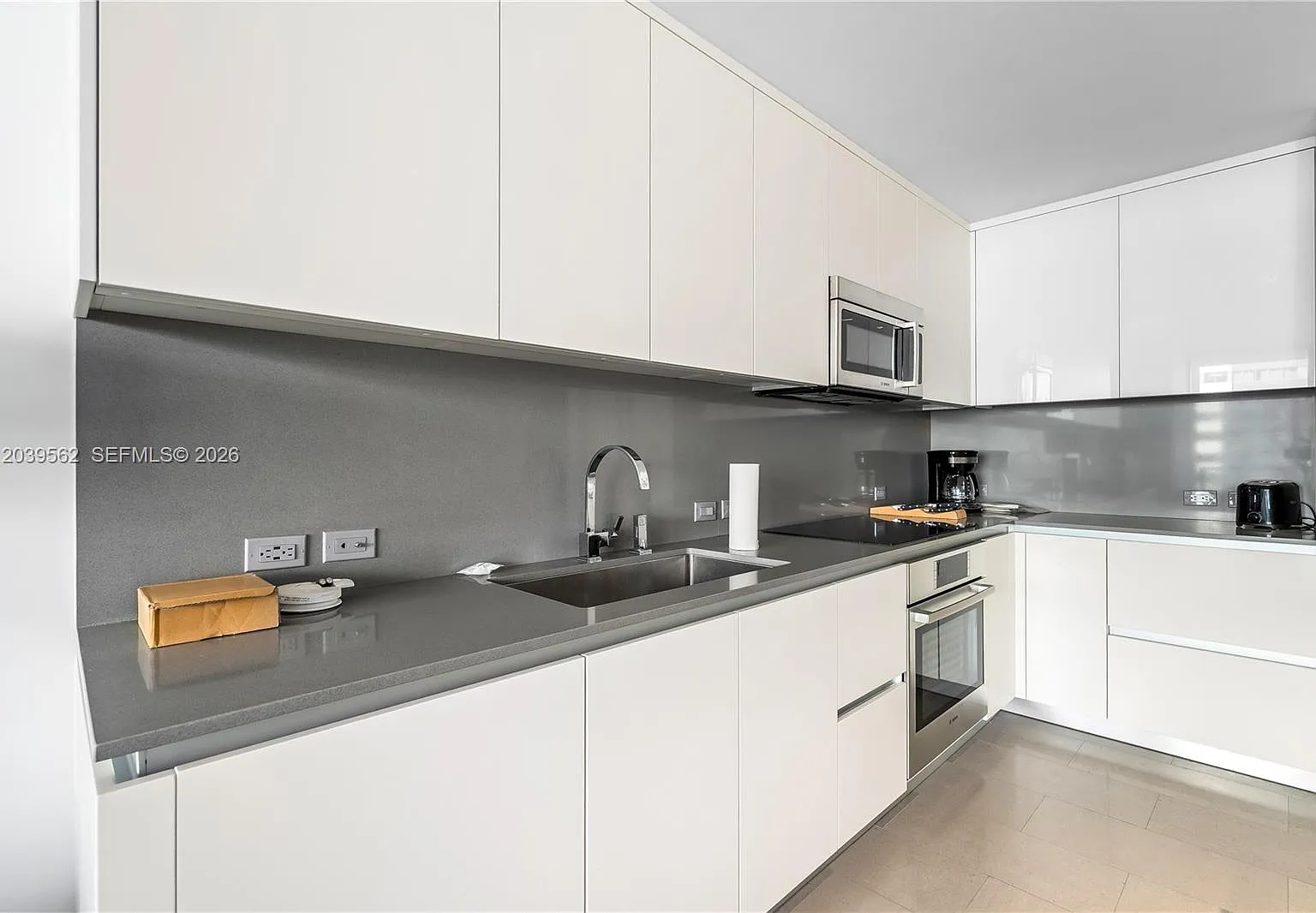 Rise Condo — Photo 3